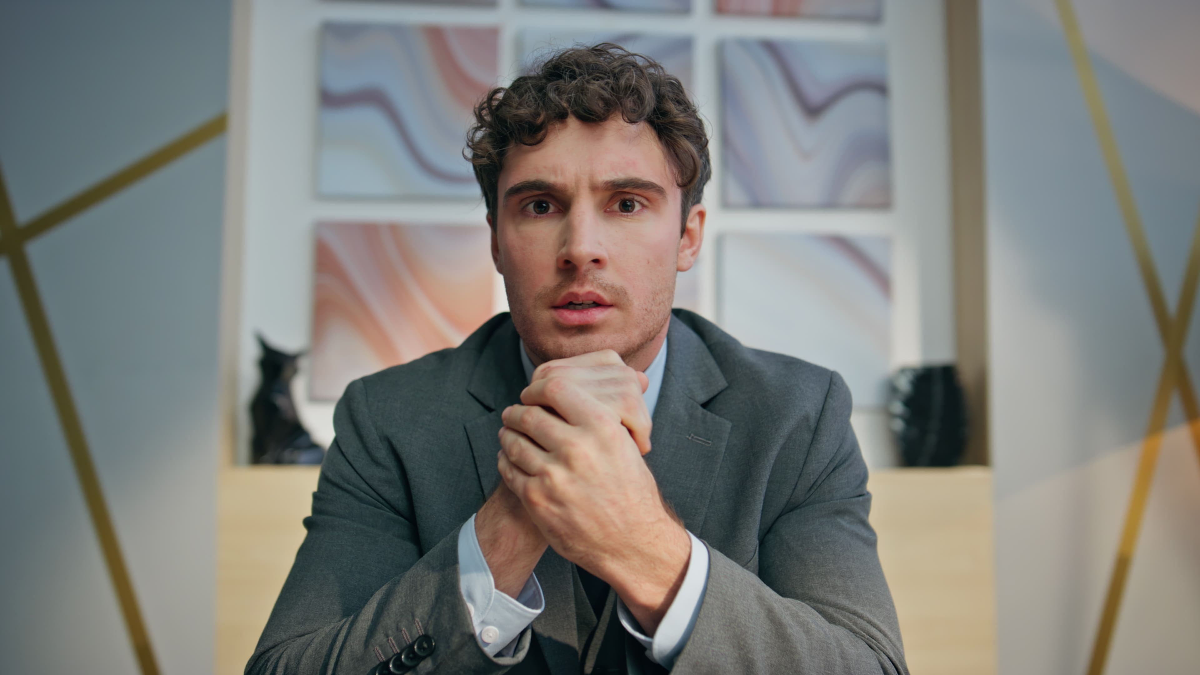 Cadre stressé face aux imprévus liés à la gestion comptable en entreprise