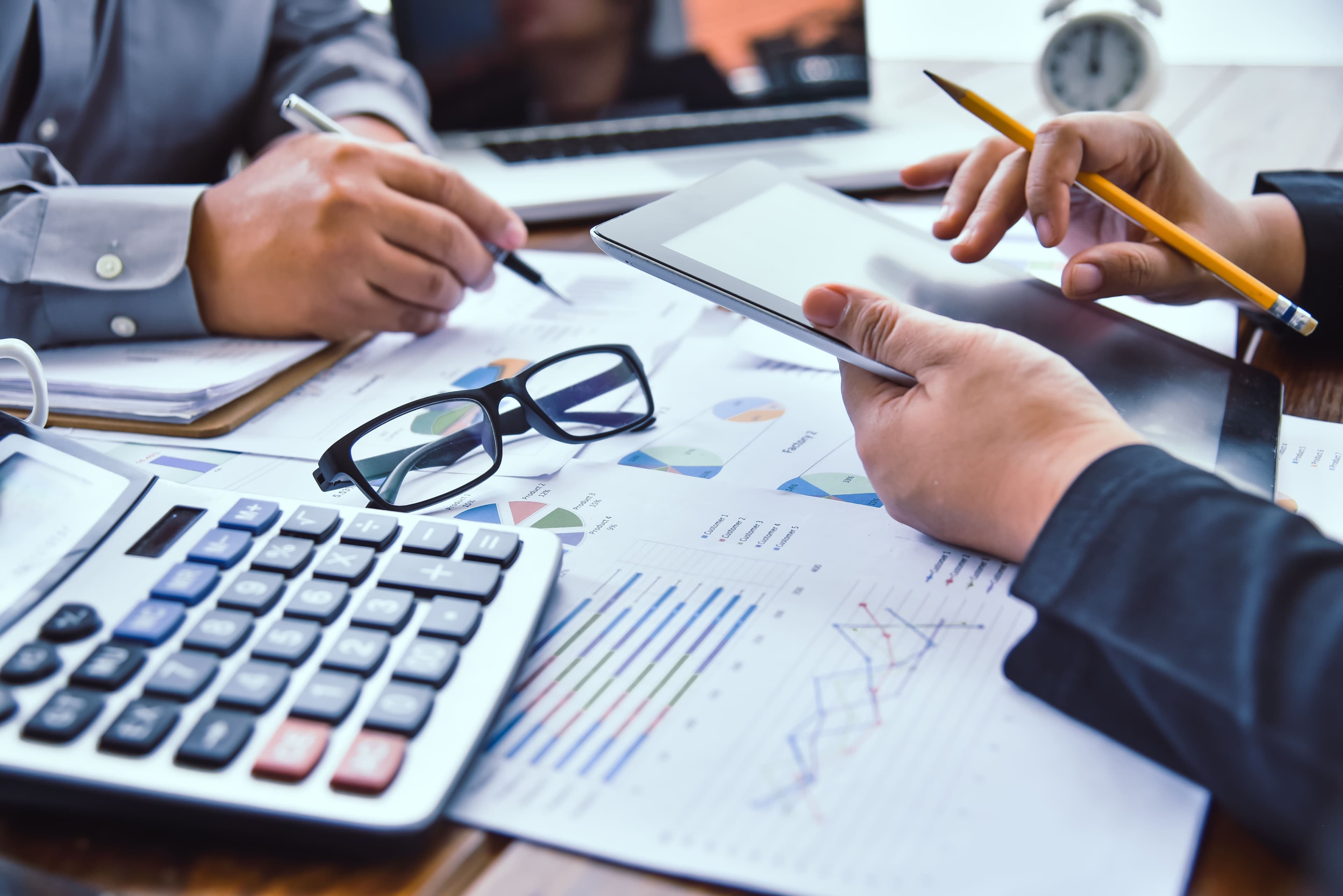 Collaboration entre équipes comptables pour contrôler les bases HT et la TVA collectée